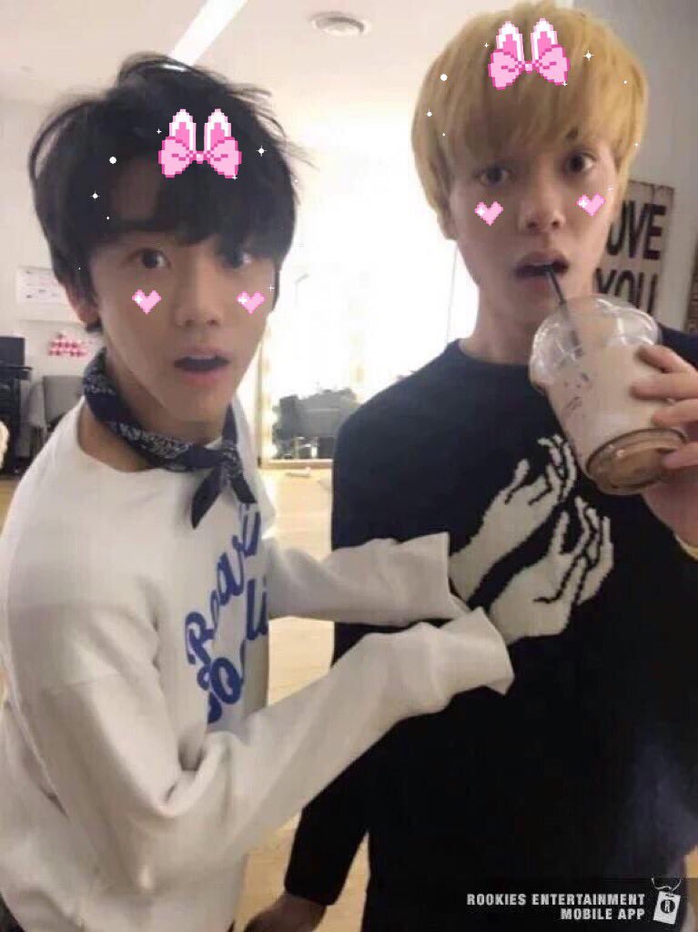 Ichisatssuga's tweet photo. Keinget Jaemin dari rookies, udah ngajarin aegyo Winwin &amp; Kun. Matanya yang besar &amp; lentik itu sering banget dia unjukin kalau lagi aegyo pengen bermanja-manja ria 😆
Jaemin juga minta dipangku Leeteuk. Manja ke Johnny sama Hansol. Jaemin literally adek manisnya semua orang. 🩷🩷 https://t.co/qMbMbixtwn