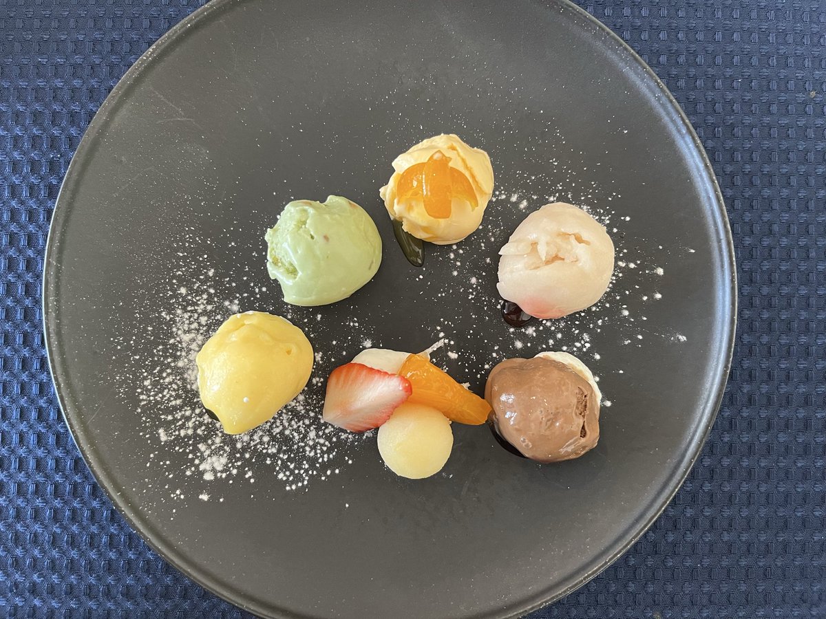 mcieoi4wer's tweet photo. 久しぶりにオシャレなアイス食べたー
おいしかった https://t.co/pBhBpEmtqZ