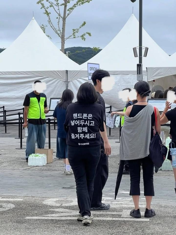 cortis_zip's tweet photo. even the staff's shirt says “please put your phone down and enjoy the concert together” 😭😭

there's no hope for fancams https://t.co/nEk9jZvXzf