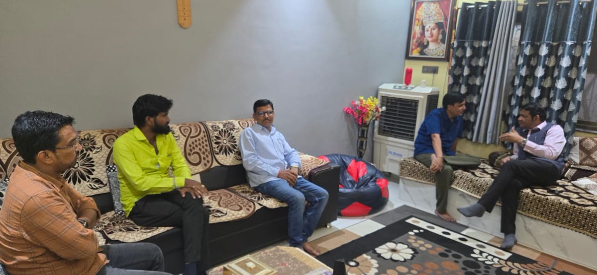 RajuPatilRaje's tweet photo. काल आययूडीपी कॉलनी, वाशिम शहर येथे ऍड. श्री. विनोदजी खंडेलवाल यांच्या निवासस्थानी भेट देऊन, त्यांच्या तब्येतीची विचारपूस केली.
#निवासस्थानी_भेट #Bhet #तब्येतीची_विचारपूस #getwellsoon #वाशिम #WashimCity #वाशिम #RajuPatilRaje https://t.co/iSp26UpvMb