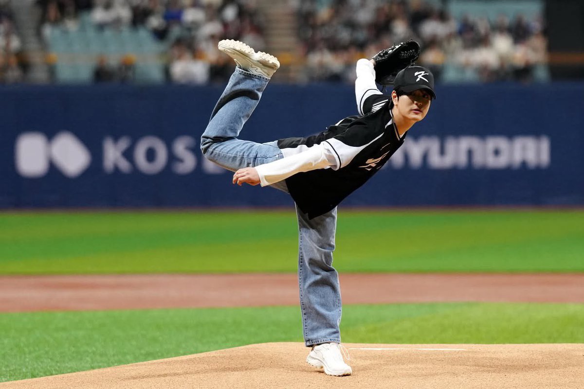 sminiverse_'s tweet photo. 👤 Okay, SeungSpouses!! I'm watching the Seungmin/l.N/ Hyunjin vlog in Busan (Lotte Giants game rained out - he was supposed to throw the first pitch).
How many times has he been invited to and thrown the first pitch at baseball games?? Which games were they??
👀Do you have pictures??👀👀👀

⚾️ Personal favorite:
MLB World Tour Seoul Series
March 18th, 2024

mlb 개인 최애는 승민이가 팀코리아 시구했던 날 시구 또 하자