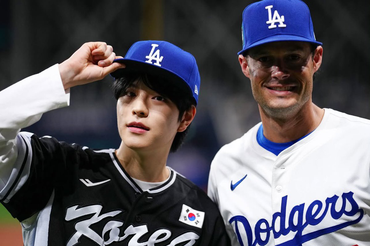 sminiverse_'s tweet photo. 👤 Okay, SeungSpouses!! I'm watching the Seungmin/l.N/ Hyunjin vlog in Busan (Lotte Giants game rained out - he was supposed to throw the first pitch).
How many times has he been invited to and thrown the first pitch at baseball games?? Which games were they??
👀Do you have pictures??👀👀👀

⚾️ Personal favorite:
MLB World Tour Seoul Series
March 18th, 2024

mlb 개인 최애는 승민이가 팀코리아 시구했던 날 시구 또 하자