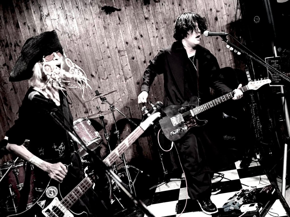AYAFUYAband's tweet photo. この前のLOFTと昨日観に行ったHARRY &The Birthdayの余韻覚めぬ中で本日は新宿アジトにて出番は18時30分からAYAFUYA かまします。
久しぶりのグリさんやぶんぷくもやしーずも楽しみだな。
#AYAFUYA https://t.co/ZToXabVov9