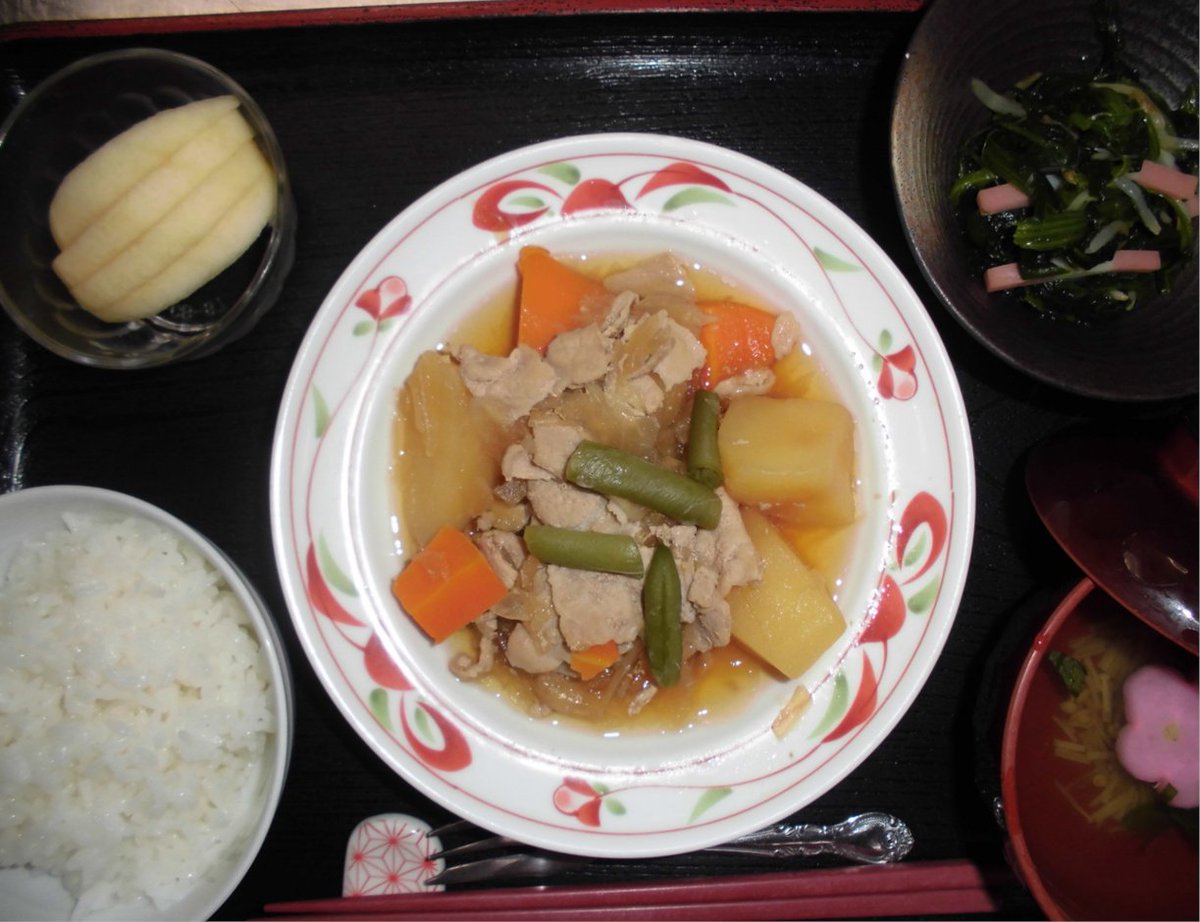 doellfami's tweet photo. #ドエル #昼食 #メニュー 
#介護付有料老人ホーム
#ドエル東志和 
#ドエル祇園 
#住宅型有料老人ホーム 
#ファミーユ祇園
#エポカフード

今日のドエルランチメニュー🥢
和食ですね
肉じゃが
ほうれん草の和え物
すまし汁
果物（りんご） https://t.co/gpU0AgKjbD