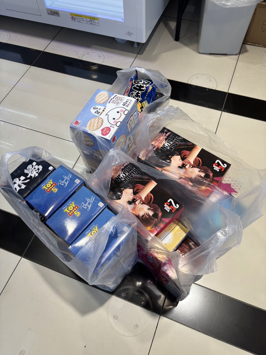 BLACK__713's tweet photo. 7/18トレジャーへ
パワーMAXパワプロくん消そうと思ったら無かった😭😭
フィギュアはまぁまぁ良かったって感じ🙄
コーヒーは🤭🤭 https://t.co/QbvToY8UYZ