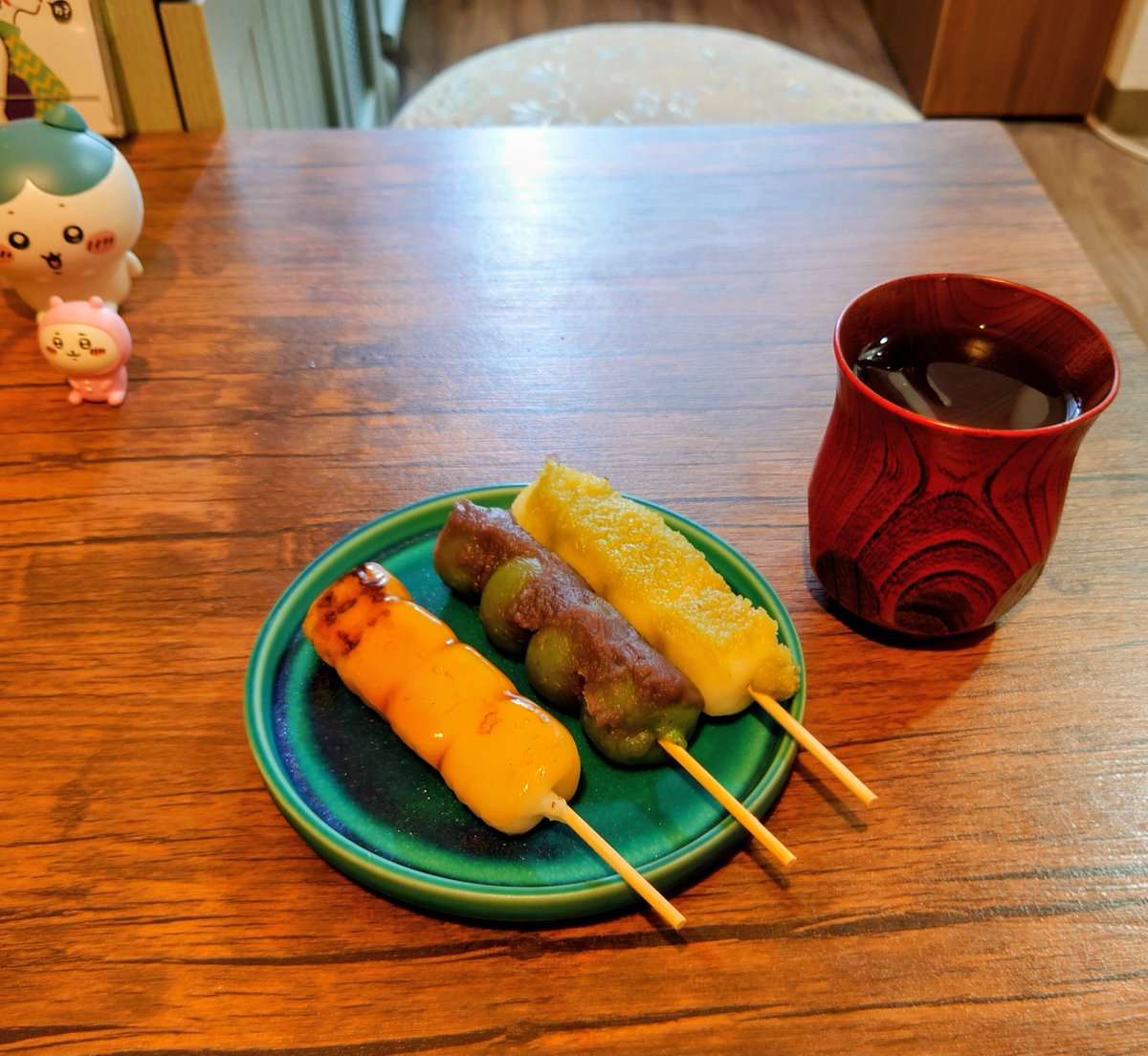 rijooki's tweet photo. 本日もドSコミュ障の院長は
「あと、もう1回風邪ひいたら俺の薬塗ってあげる(激痛咽頭グリグリ)🎶」と嬉しそうに微笑み
👩‍⚕️「眠くなる薬出していい？」
🍜『ヤ‼️です‼️』
👩‍⚕️『🤣🤣この間そっと出した🤣』
超絶笑ってました。ちょっとよく分かりません。
仕事中の居眠り…お前か‼️

8の日で🍡の日らしい https://t.co/IYiB3uJKqI