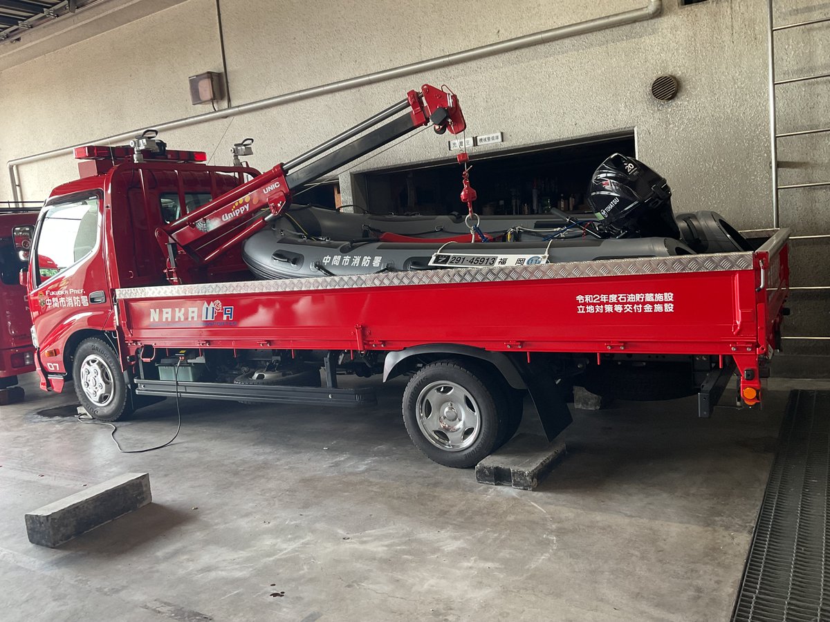 FukuokaKT's tweet photo. 消防中間07
資機材搬送車、前車は使い勝手が良く予備車(下駄車)として車庫外に駐車されてます。
尚、本日より荷台のボートが更新され本日より運用開始です！これから水難事故が出てくる時期なので、万が一には役立って欲しいボートです、 https://t.co/j4l5hPiBtl