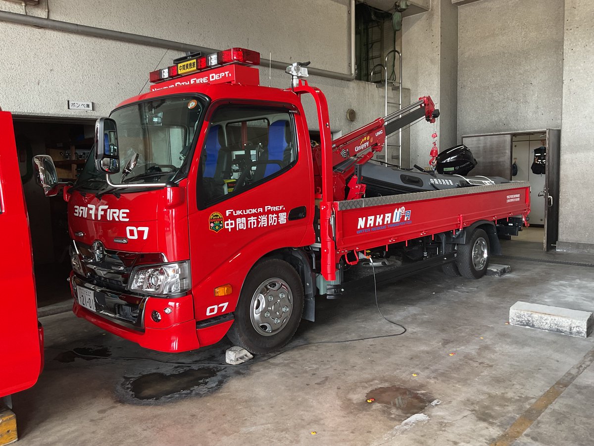 FukuokaKT's tweet photo. 消防中間07
資機材搬送車、前車は使い勝手が良く予備車(下駄車)として車庫外に駐車されてます。
尚、本日より荷台のボートが更新され本日より運用開始です！これから水難事故が出てくる時期なので、万が一には役立って欲しいボートです、 https://t.co/j4l5hPiBtl