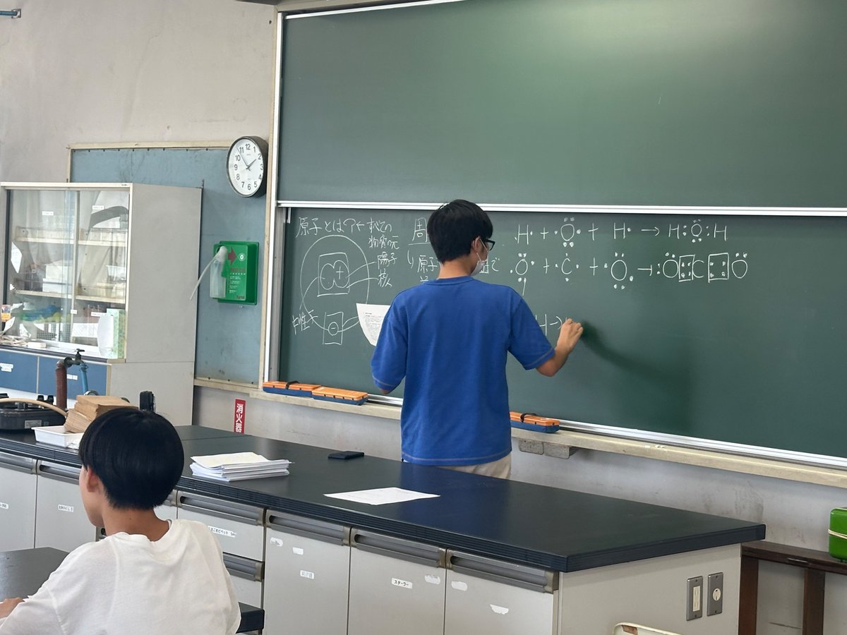 AZB_CC's tweet photo. 試験期間も明けて久しぶりの活動・投稿です！
今日は毎年定番の後輩に向けた化学講義が行われました。ここでは中学三年間の化学の内容を何回かの先取りして行うものとなっています！

こちらは化学講義を行う合宿委員長。 https://t.co/yrxBdWnYci