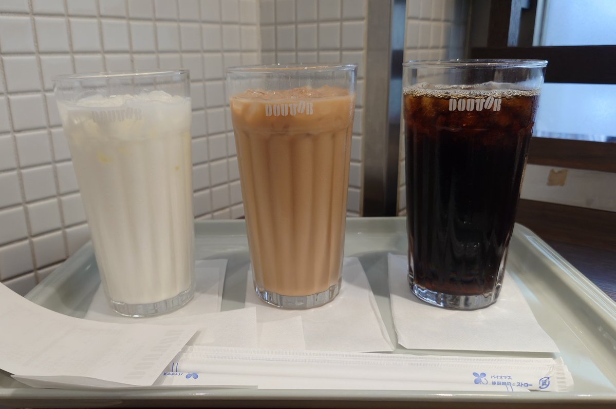 yotsubablack's tweet photo. ドトールで、娘用のアイスミルクと大人用のドリンク頼んだら、ニトリのカラーボックスみたいになった https://t.co/zNRzGNCYHm