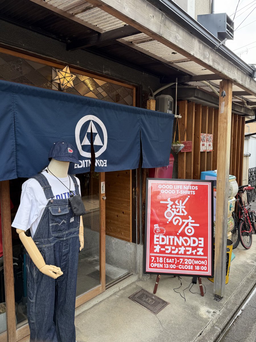 EDITMODE_KYOTO's tweet photo. オープンしました。
開店直後からピンズと謎CAPをお求めの方がパラパラと来られてます。ピンズは1点ものもあるのでお早めに！
#エディットモードオープンオフィス 
#謎の店 https://t.co/UkVo47ryTZ