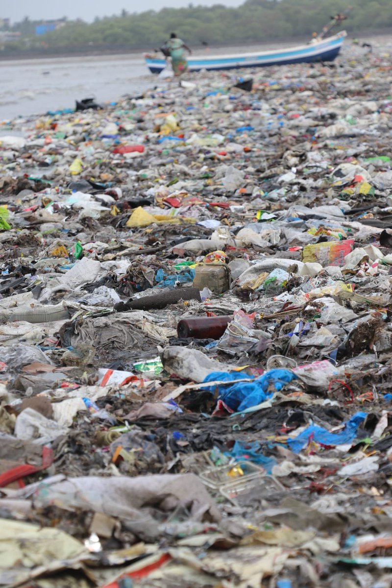 AfrozShah1's tweet photo. Week 592

Versova beach.

Ocean pukes in the monsoon.

Hundreds of volunteers at it.

40000 kgs of marine debris plucked out.

Our bit. https://t.co/BeRvNtEDED