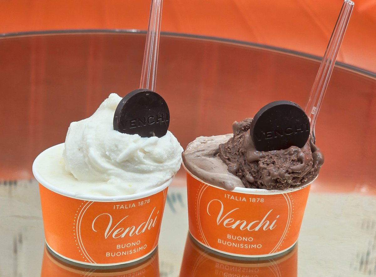 day_joona's tweet photo. 다이소에서 5천엔 쓰고 젤라또 먹으러 🍦
앤오밈는 헤이즐넛 어쩌고 인기 넘버1, 2에
나는 유즈랑 새로운 맛 화이트 커피로 (*˘ ˘*)
비싼 값하는 맛에 매장도 친절하고 시원해찌 !
다이소에서 산 거 다 정리하고 열차타러 🚝
착륙할 때 거짓말처럼 비가 그치길 바라고 잇어요 ✨️ https://t.co/LWU9PknXWY
