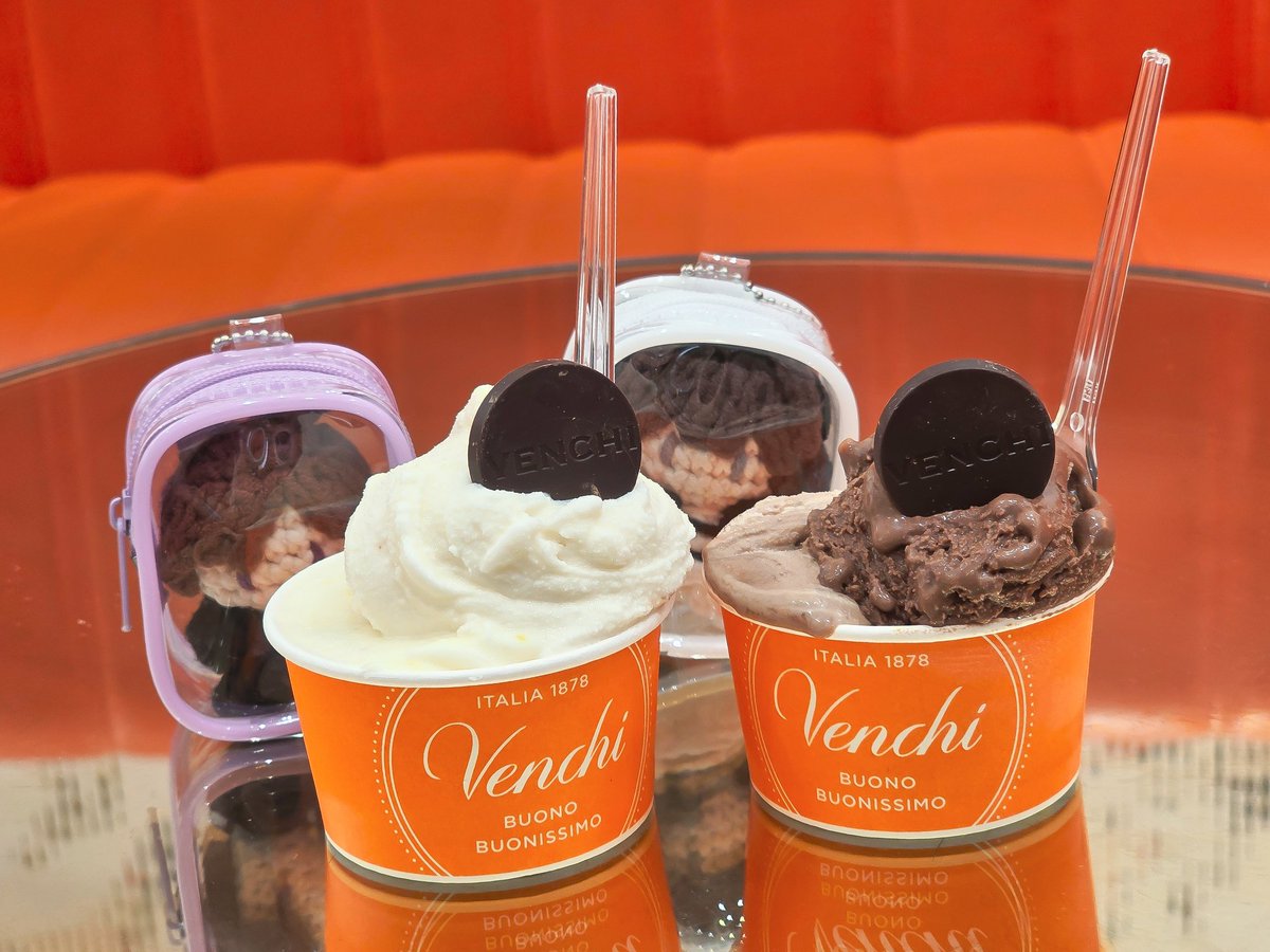 day_joona's tweet photo. 다이소에서 5천엔 쓰고 젤라또 먹으러 🍦
앤오밈는 헤이즐넛 어쩌고 인기 넘버1, 2에
나는 유즈랑 새로운 맛 화이트 커피로 (*˘ ˘*)
비싼 값하는 맛에 매장도 친절하고 시원해찌 !
다이소에서 산 거 다 정리하고 열차타러 🚝
착륙할 때 거짓말처럼 비가 그치길 바라고 잇어요 ✨️ https://t.co/LWU9PknXWY