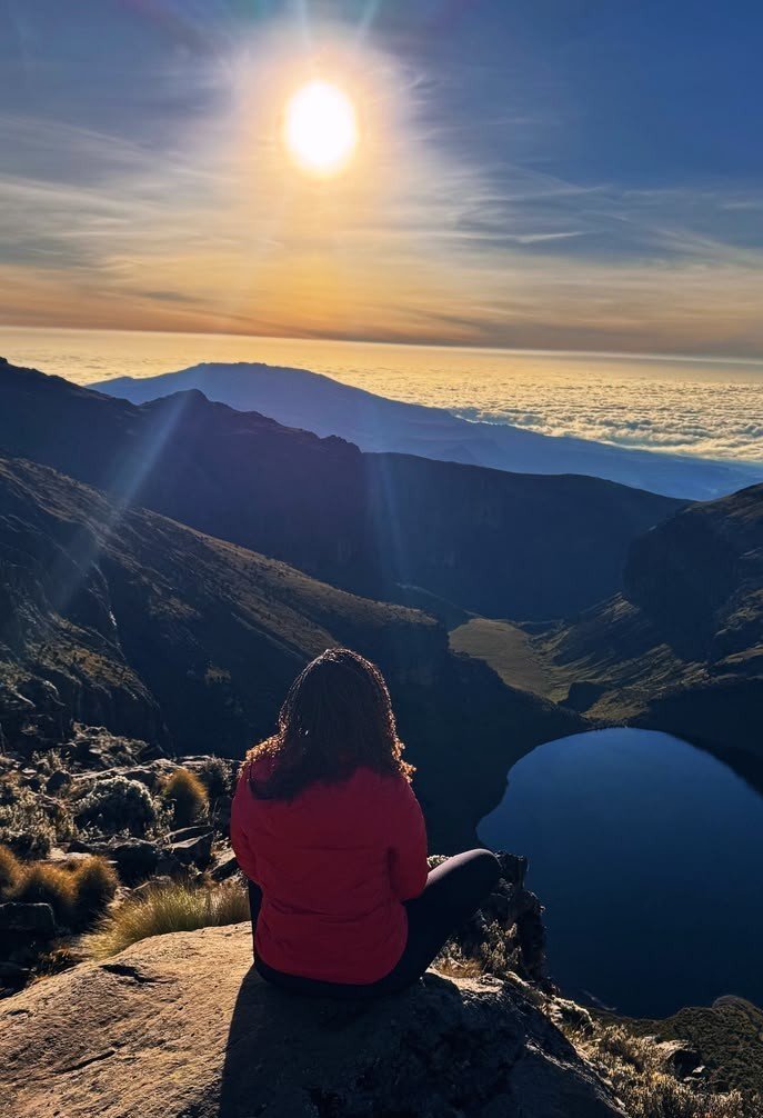 Marsha__hiker's tweet photo. You need to watch the sun rise above lake Michaelson on Mt Kenya, how is  this even real 🥹🥹 https://t.co/bHzfmbW2Qw