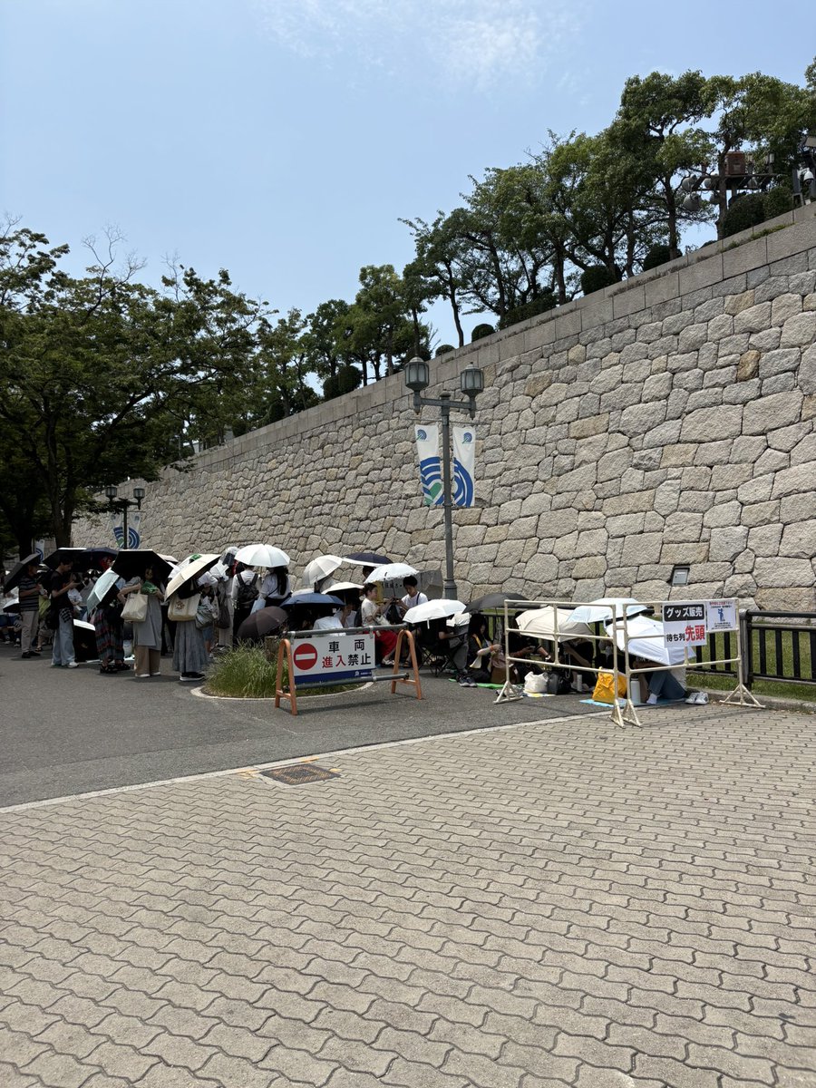 earphone_like's tweet photo. アリーナツアーはスタジアムライブと違ってグッズ待機列がエグい。
Rejoiceの時よりはマシな感じでいいね！ https://t.co/T1CbYJJJbS