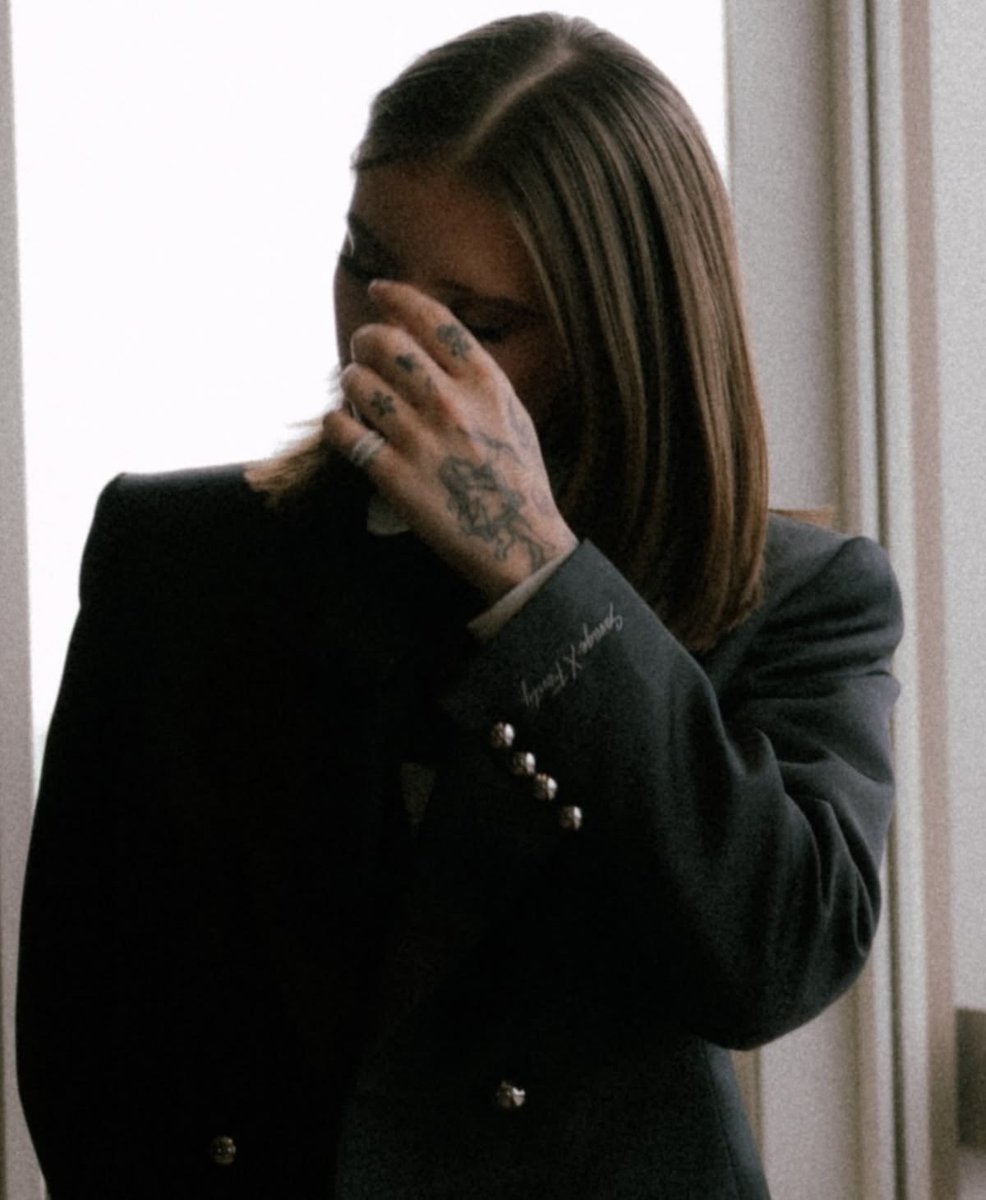 onwlyswift's tweet photo. por favor miko in a black suit es un tema muy sensible https://t.co/qnYR8Lql5l