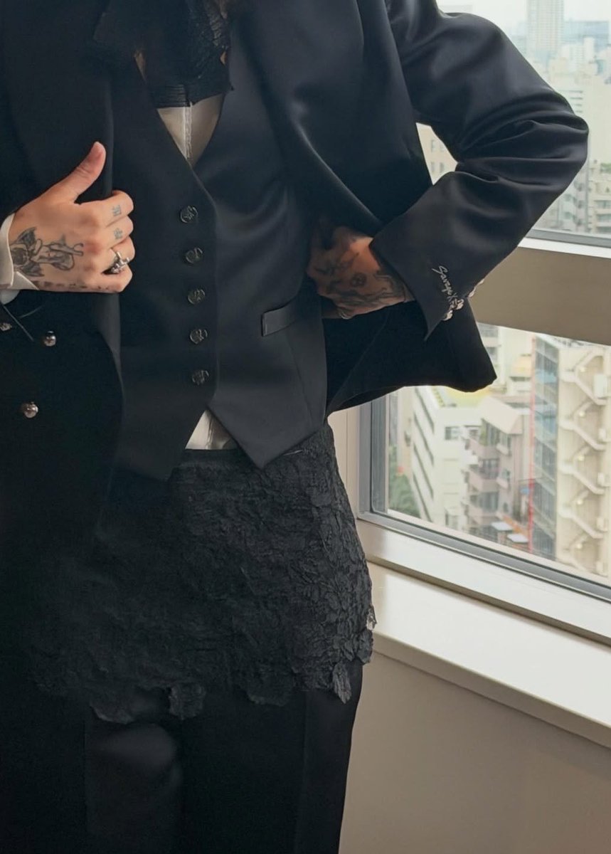 onwlyswift's tweet photo. por favor miko in a black suit es un tema muy sensible https://t.co/qnYR8Lql5l