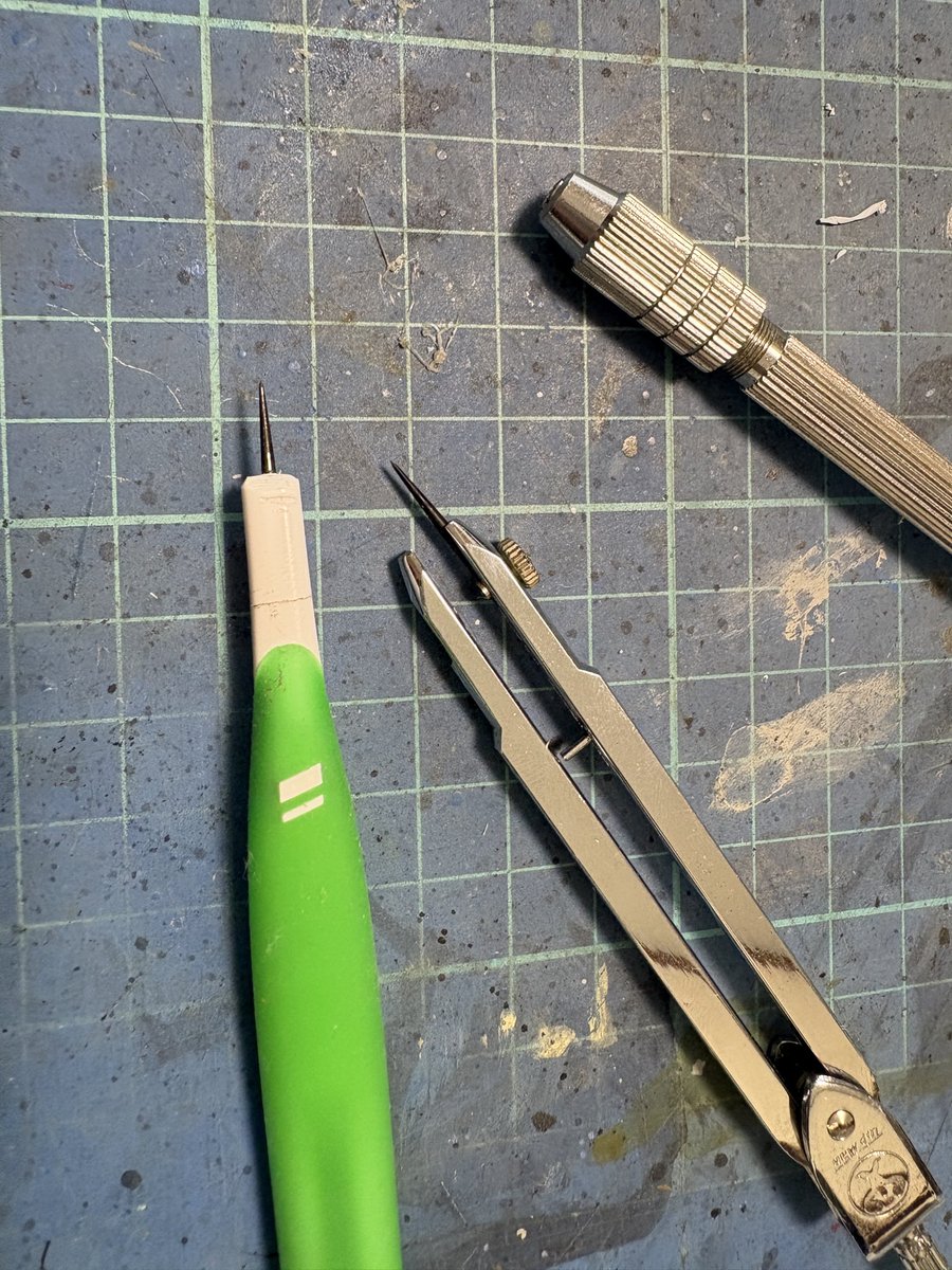k_ostss's tweet photo. 中学校時代のコンパスを発見！
硬くて脚の長い芯で作ってみました。リベット打ちます😄 https://t.co/CCt21OxH0o
