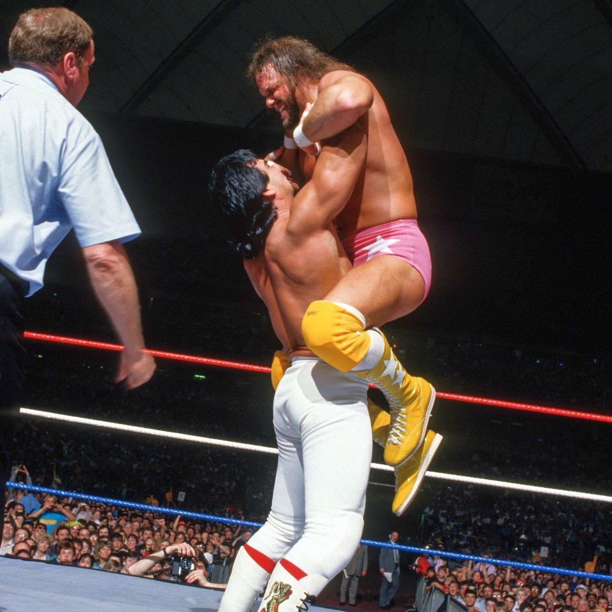 WWFWrestling1's tweet photo. 🎥 Federation Flashback! "Macho Man" Randy Savage &amp; Ricky Steamboat put on a classic display at WrestleMania III, with "The Dragon" capturing the Intercontinental title! #WWF #WWE #WrestleMania #RandySavage #RickySteamboat https://t.co/tX01HkIqJ8