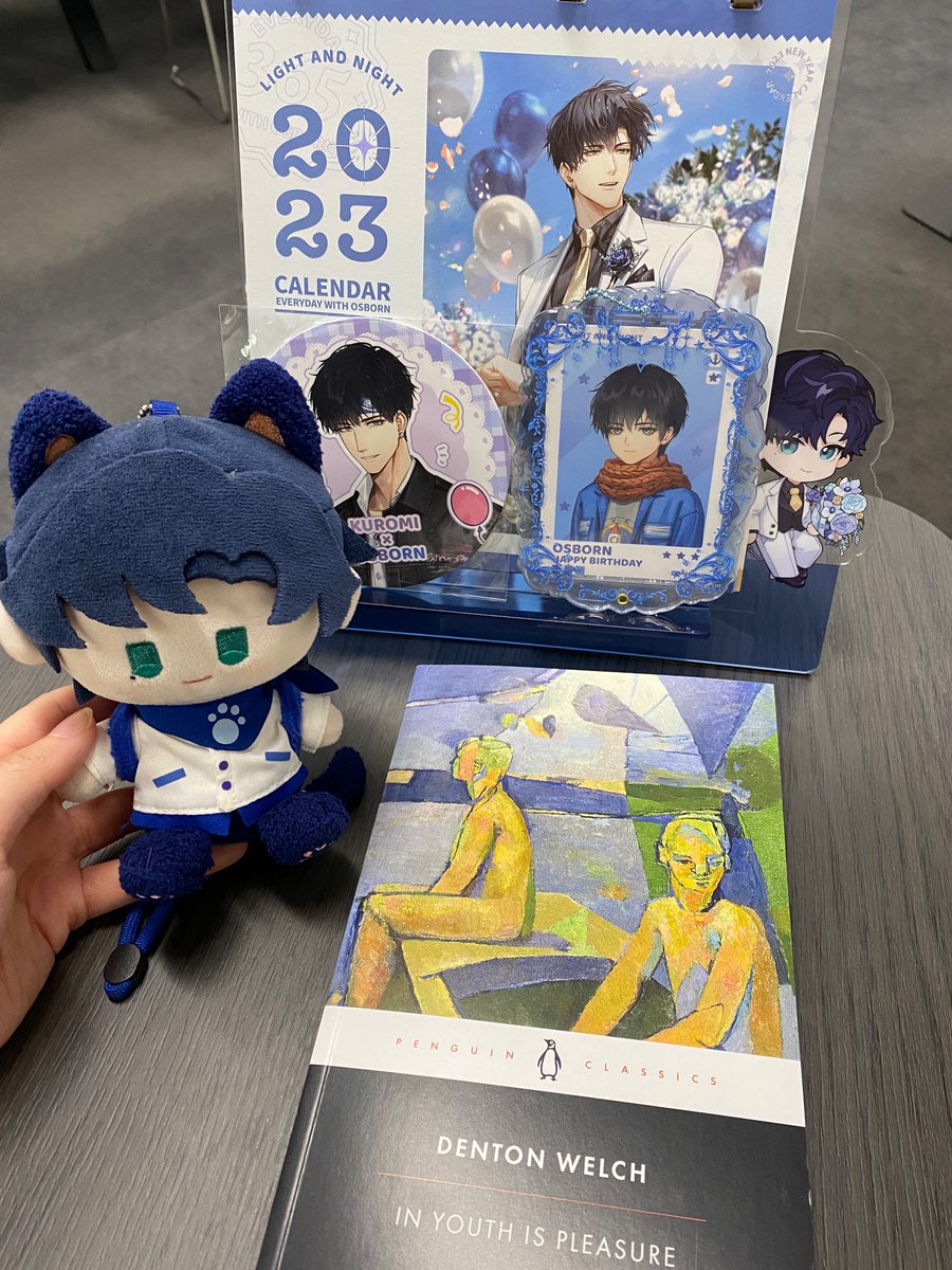 xiaoyigf's tweet photo. user xiaoyigf secures her first xiao yi merch YIPPEE!! (+ a free book from an event) https://t.co/cZStUFjod5