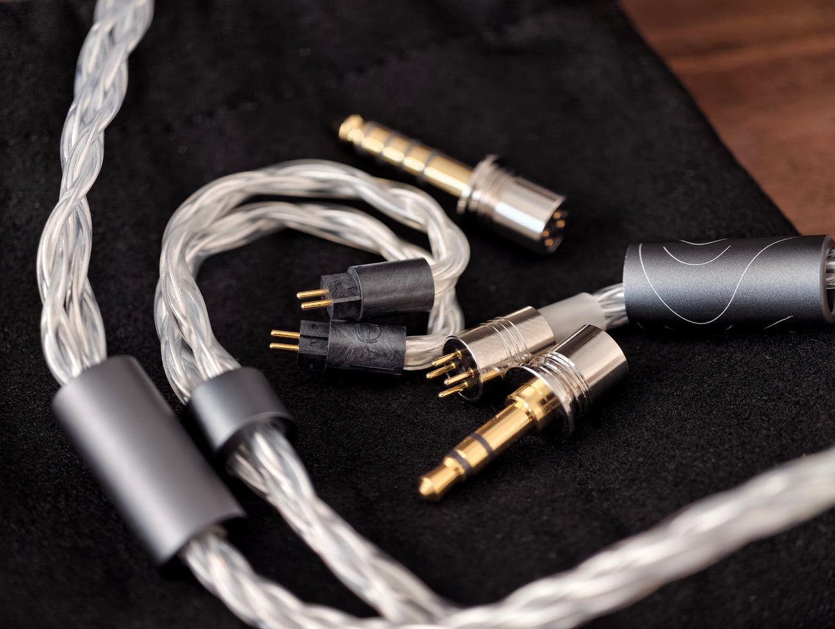 shenzhenaudio's tweet photo. Run your fingers across the meticulously crafted housing, and feel the precision. And enjoy the premium, gold-plated interface engineered for flawless signal transmission and lasting durability.

#iocielo https://t.co/D1Xy6dJqaf