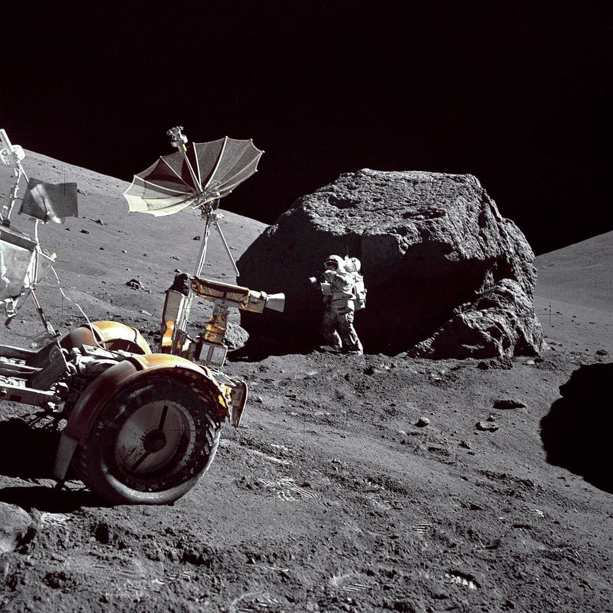 konstructivizm's tweet photo. 🌕 Most lunar water is not polar ice but is chemically bound within the Moon's interior

For a long time, the Moon was considered virtually waterless. A turning point came after 2009, when missions revealed the presence of ice in the permanently shadowed regions of the poles. However, high-precision analysis of Apollo samples indicates that the bulk of the water is not in a free state but exists as hydroxyl groups "locked" within mineral structures. The key to this discovery lies in findings of apatite, a mineral that traps water within its crystals.

This shifts our perspective on the Moon's origins and the "water budget" of the Earth-Moon system following the giant impact 4.5 billion years ago. If water is bound deep within the interior, it is crucial to understand its distribution and the actual quantity present.

🚀 NASA’s *Lunar Trailblazer* orbiter—launched in February 2025 to map lunar water—was intended to provide these answers. However, the spacecraft was lost due to a configuration error following its separation from the launch vehicle.

🔭