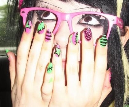 pinkie_mp4's tweet photo. Vsfd parece Q o esmalte verde neon foi extinto do planeta como Q eu vou fazer minhas unhas emo scene zombie 2000' y2k aesthetic? #problemasserios https://t.co/WCFcLeMJGC