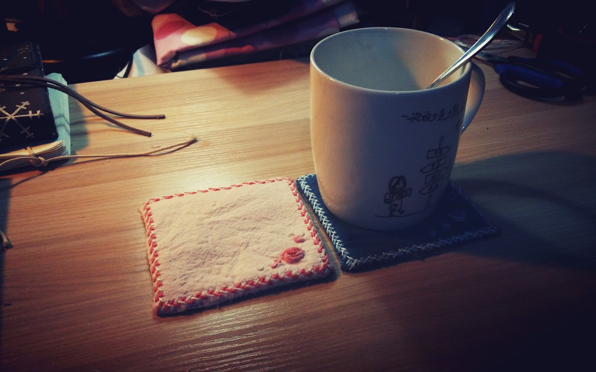 XiverXv's tweet photo. Just finished this cute upcycled mug coaster from old denim scraps  No special tools needed, perfect lazy Sunday craft! https://t.co/W3eBACN4iz