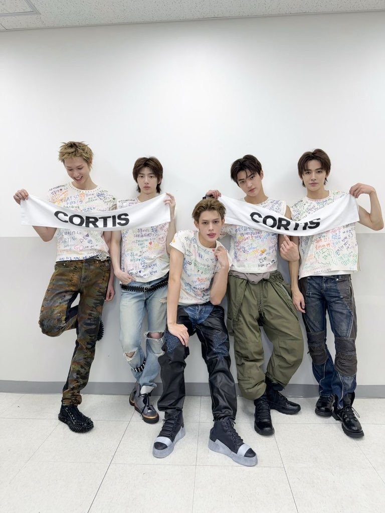 mrtinzip's tweet photo. they made coers sign their shirts again just like what they did during cotl 🥹 https://t.co/D6g0cxAxpZ