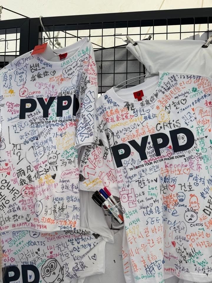 mrtinzip's tweet photo. they made coers sign their shirts again just like what they did during cotl 🥹 https://t.co/D6g0cxAxpZ