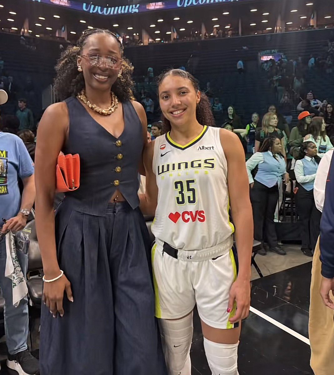 pbuckets67's tweet photo. Ashanti loves our girls down https://t.co/oN58DxY1SC