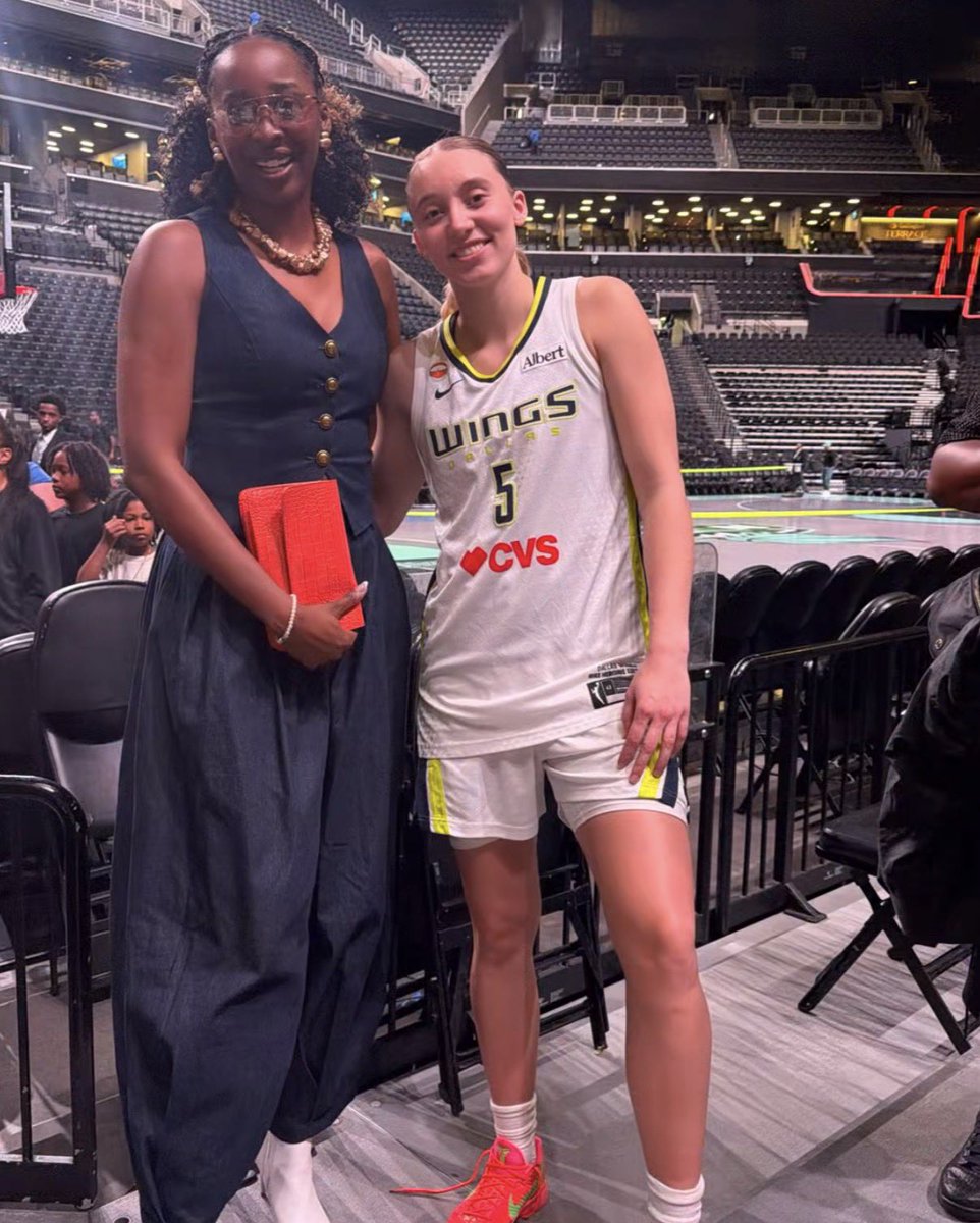 pbuckets67's tweet photo. Ashanti loves our girls down https://t.co/oN58DxY1SC