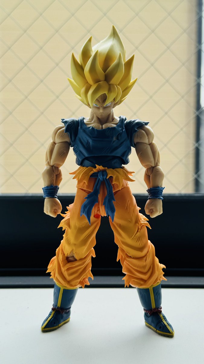 ame_dbz's tweet photo. S.H.Figuarts 超サイヤ人孫悟空〈怒りの戦士〉

アーツ悟空の中で過去一のクオリティ...！
青インナー似合うなぁ。何故これを一般販売にしなかったんだろう。
手元にあるアーツ悟空たちとも一緒にパシャリ。 https://t.co/A1oDsnVVIc