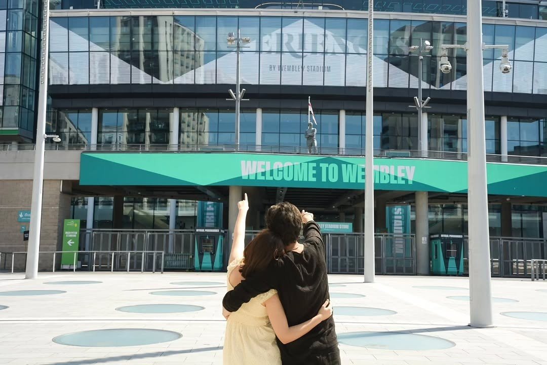 yuyicious's tweet photo. AHAAN ANEET RECREATING THE CLIMAX SCENE AT WEMBLEY STADIUM 😭💗 https://t.co/CWNg5Ainj1