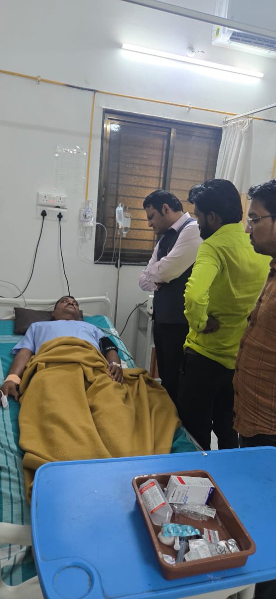 RajuPatilRaje's tweet photo. काल काथा येथील माजी सरपंच श्री. किशोरभाऊ देशमुख यांच्या तब्येतीची विचारपूस करून, त्यांना लवकर बरे होण्यासाठी धीर दिला.
#भेट #Bhet #तब्येतीची_विचारपूस #getwellsoon #वाशिम #WashimCity #वाशिम #RajuPatilRaje https://t.co/Eq7A6VTCzN