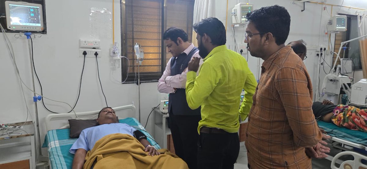 RajuPatilRaje's tweet photo. काल काथा येथील माजी सरपंच श्री. किशोरभाऊ देशमुख यांच्या तब्येतीची विचारपूस करून, त्यांना लवकर बरे होण्यासाठी धीर दिला.
#भेट #Bhet #तब्येतीची_विचारपूस #getwellsoon #वाशिम #WashimCity #वाशिम #RajuPatilRaje https://t.co/Eq7A6VTCzN
