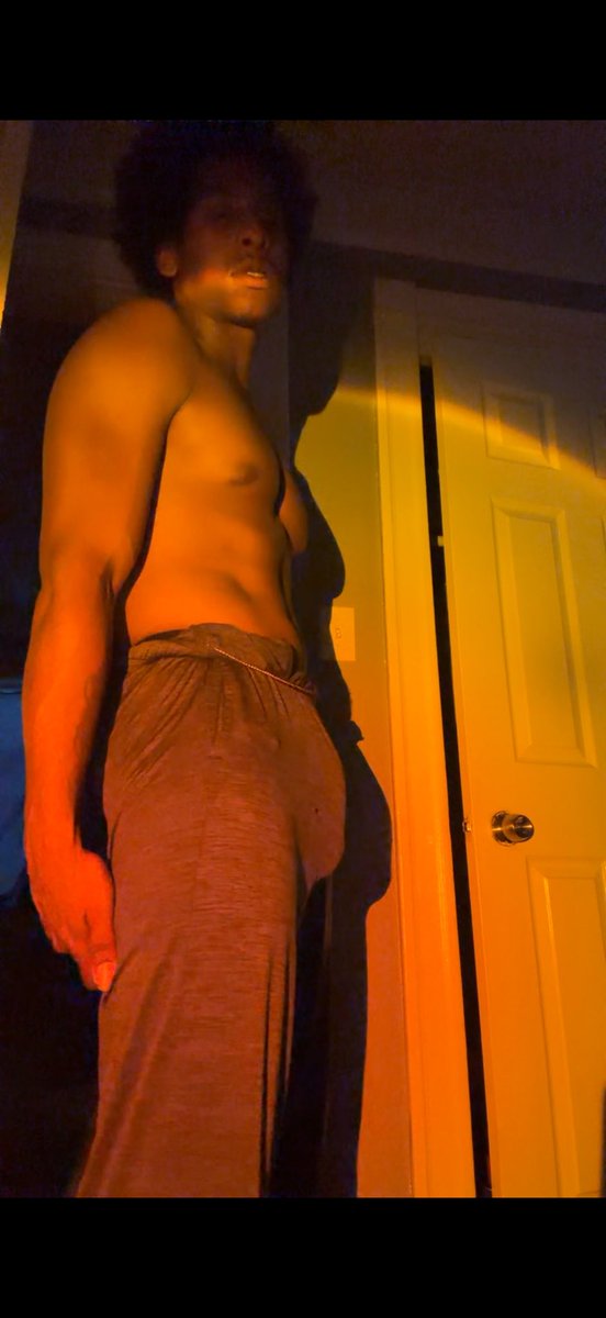 1Ton69's tweet photo. I need a squirter #mke #milwaukee #bbc #mkefreak #bigcock #blacked https://t.co/EhMAzIkauX
