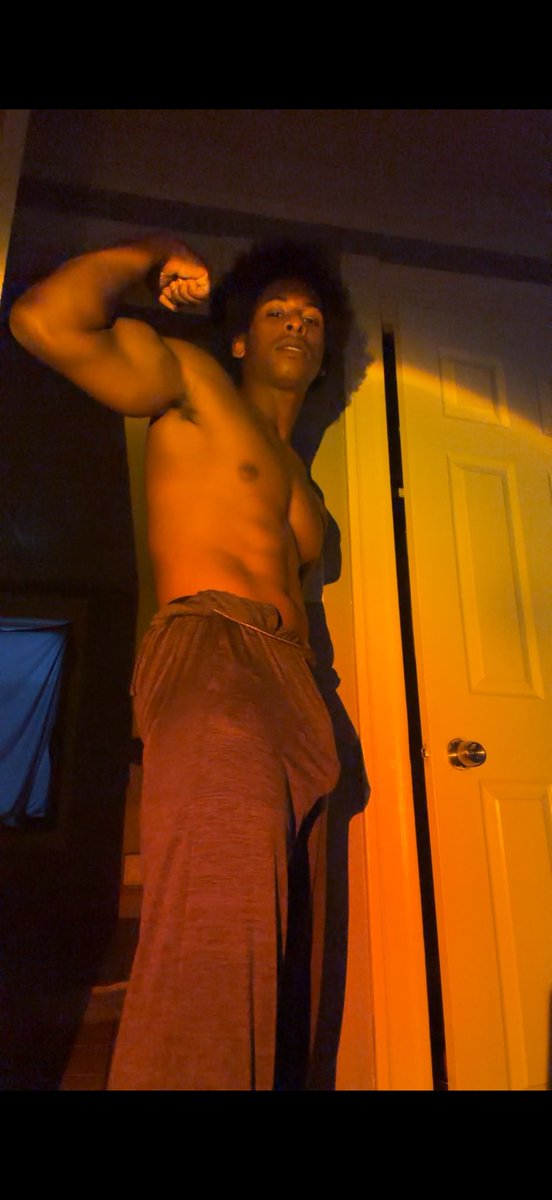 1Ton69's tweet photo. I need a squirter #mke #milwaukee #bbc #mkefreak #bigcock #blacked https://t.co/EhMAzIkauX