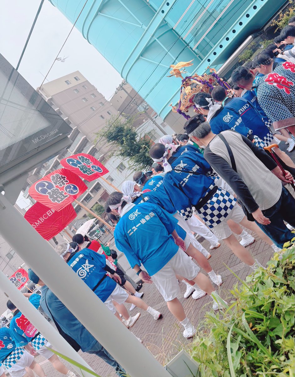 NewKorakuen_t's tweet photo. 本日は、、、
��域の皆様が楽しみにしている
八坂神社祭礼の日となります🏮
私たちニュー後楽園スタッフも
津田沼の街をさらに盛り上げるため、全力でお祭りに参加・応援してます📣
皆様にとって良い1日になりますように！
#津田沼 #八坂神社 #神輿 https://t.co/oREupdc4BA