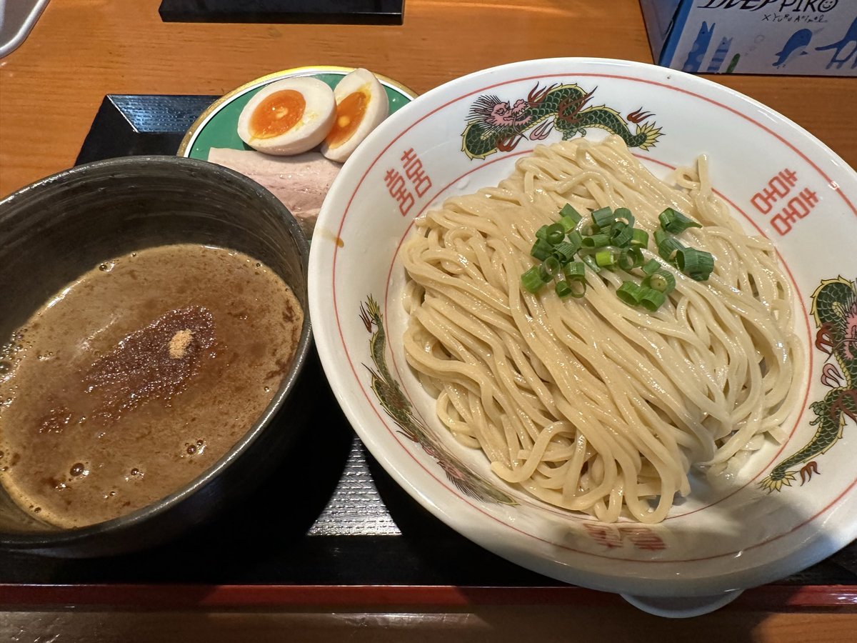 tkntsyk1969's tweet photo. 鹿粋軒＠小鹿野
 
濃厚魚介つけ麺
 
健康診断も終り、2週間振りの麺料理は此方で✨G系のお店だがつけ麺を選択👍
麺はG系の麺より細めのオーション麺、歯応え・喉越しも良く、魚介の風味豊かで甘目のつけ汁と良く合いとても旨い😆
豚が柔らかく、個人的には凄く好みのトッピング🥰
ご馳走様でした😊 https://t.co/L3FEW2dW03