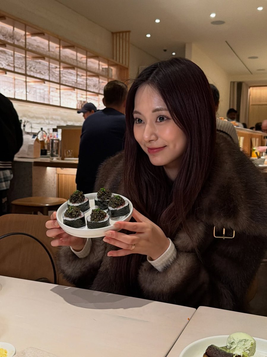 godmitzu's tweet photo. Tzuyu in New York last year trying toro caviar kimbap https://t.co/M4dBBhpU9j