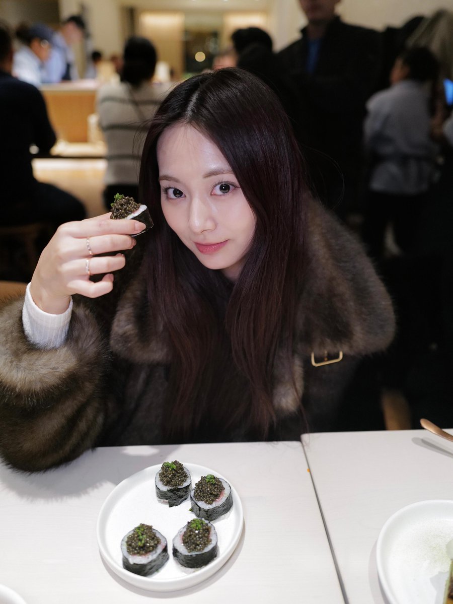 godmitzu's tweet photo. Tzuyu in New York last year trying toro caviar kimbap https://t.co/M4dBBhpU9j