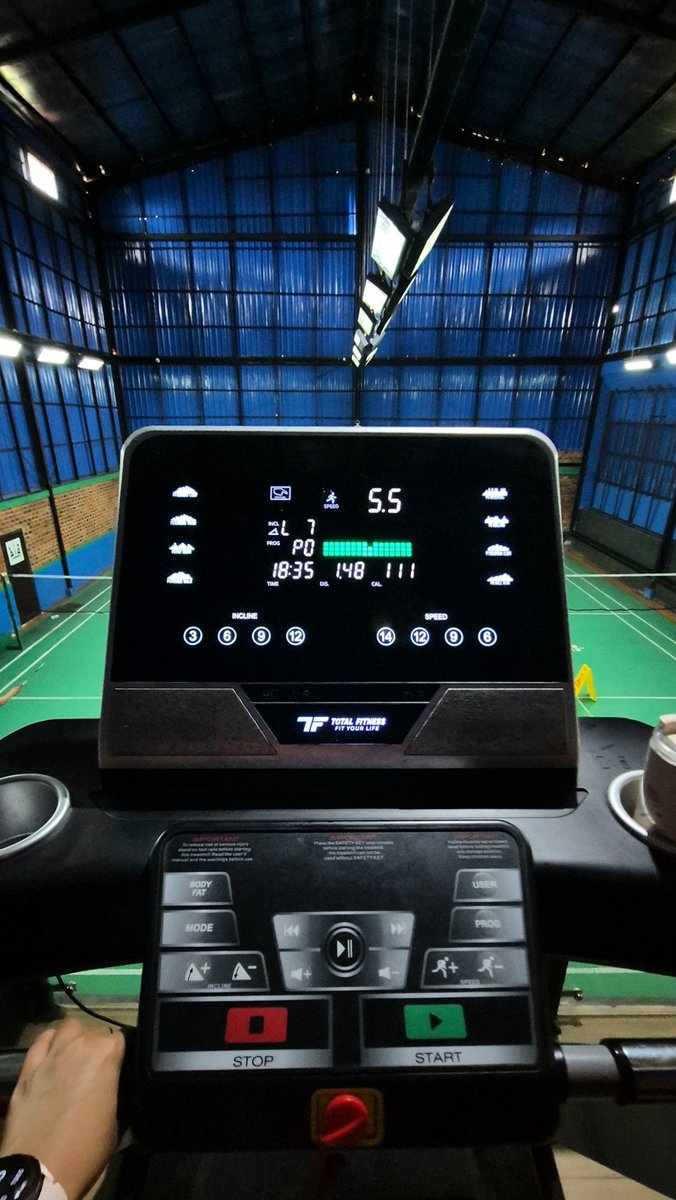auroaroraa's tweet photo. Kemarin sore lari, tadi pagi badminton sama treadmill.
Jujur w lebih capek keramasnya daripada olahraganya. https://t.co/88fMKIOeca