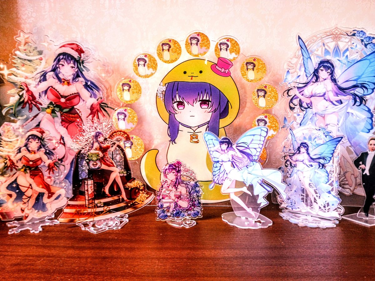 hieashi's tweet photo. 待ちに待ったのあーるグッズが遂に我が家に！
呆れるほどのクソデカアクスタ三尊！！
朝起きたらまずのあーる祭壇を観ることになる。
@NoirAsmr https://t.co/mWOPm8g5Wq