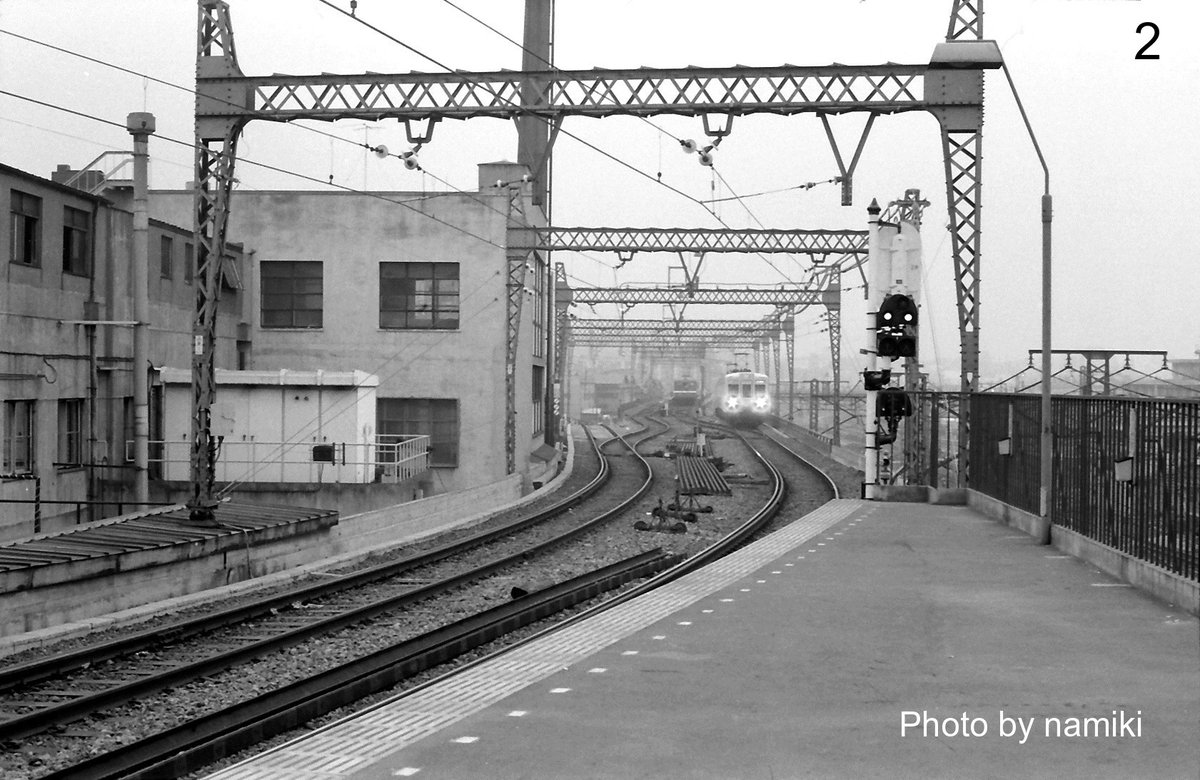 13namiki's tweet photo. 京急品川駅泉岳寺寄りの風景：
1.昭和42(1967)年4月30日(日曜日）
  地下鉄直通運転前
2.1968年6月21日(金曜日)
  都営1号線との直通運転開始日
3.平成29(2017)年4月30日(日曜日）
  1.の撮影日からちょうど50年後の日に写しました。
4　令和8年（2026）3月13日（金曜日）

ホームの端の三角の信号機は変わっていないようですね。