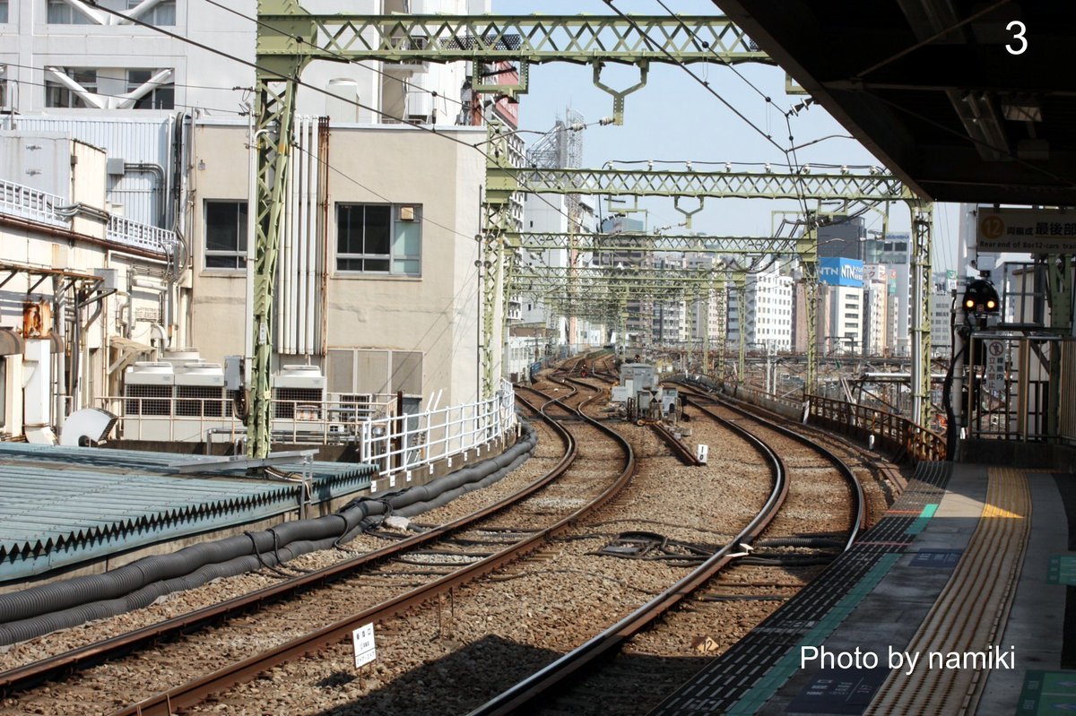 13namiki's tweet photo. 京急品川駅泉岳寺寄りの風景：
1.昭和42(1967)年4月30日(日曜日）
  地下鉄直通運転前
2.1968年6月21日(金曜日)
  都営1号線との直通運転開始日
3.平成29(2017)年4月30日(日曜日）
  1.の撮影日からちょうど50年後の日に写しました。
4　令和8年（2026）3月13日（金曜日）

ホームの端の三角の信号機は変わっていないようですね。