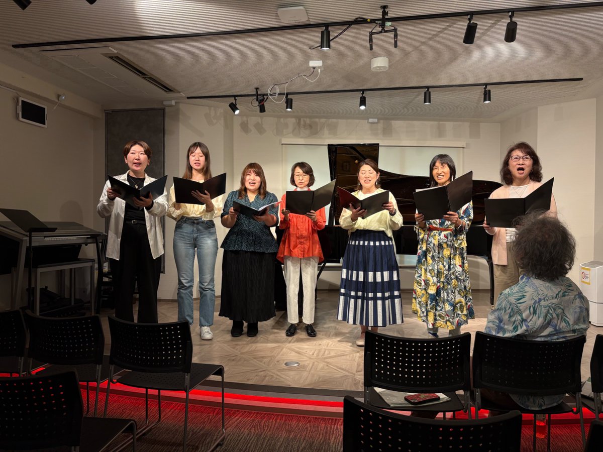 EnsembleIshtar's tweet photo. 『団内発表会』開催‼️
何を演奏してもいい会、
第2回団内発表会を開催しました✨
ピアノ演奏　1名
ピアノ&amp;ウクレレデュオ　1組
合唱　4組
独唱　4名
どの演奏も拍手喝采！👏
みんなの個性が光っていて、
楽しく、あっという間の発表会でした！ https://t.co/974QzQYS88