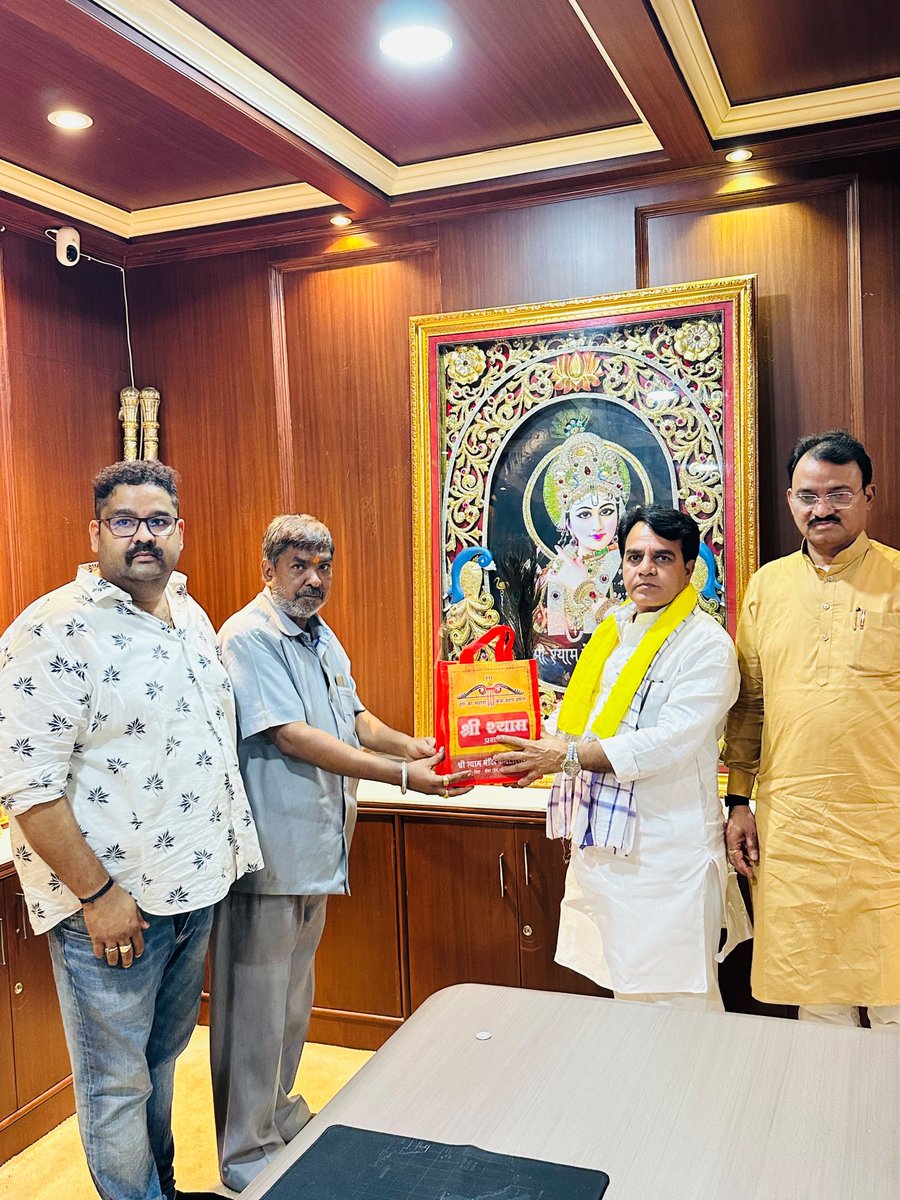 RajendrMahwaBJP's tweet photo. हारे का सहारा, बाबा श्याम हमारा!! 🚩

आज शीश के दानी, कलियुग के देव, श्री खाटू श्याम जी के पावन दरबार में दर्शन-पूजन कर बाबा का दिव्य आशीर्वाद प्राप्त किया।

बाबा श्री श्याम के श्रीचरणों में प्रदेशवासियों के सुख, समृद्धि, उत्तम स्वास्थ्य, खुशहाली एवं सर्वकल्याण की मंगलकामना की। https://t.co/jiz6ayW3GB