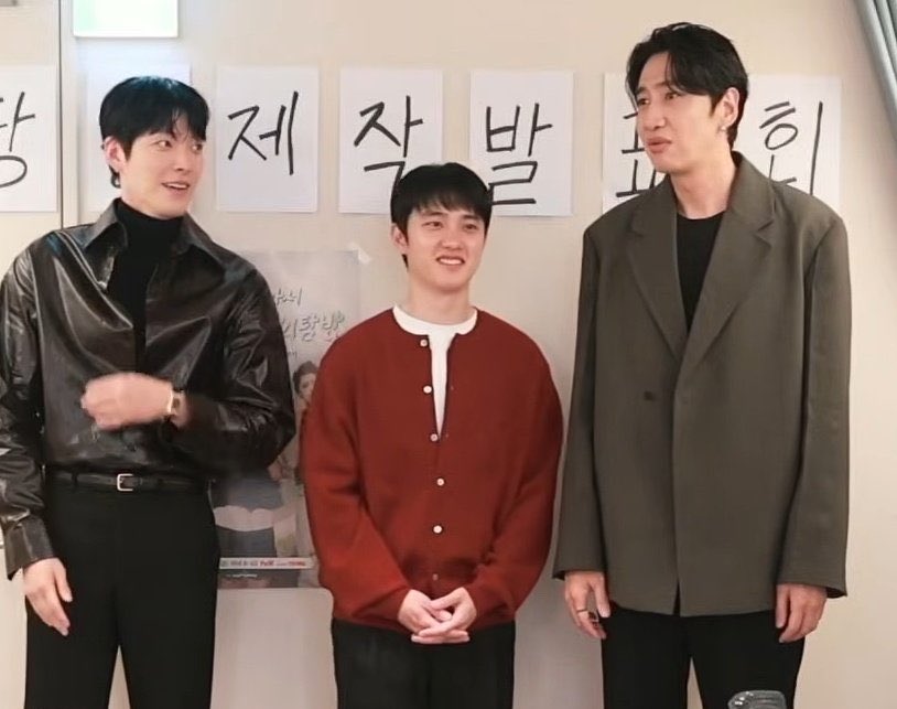sooobloom's tweet photo. this genre of kyungsoo looking extra ₛₘₒₗ squished in between giants https://t.co/1sVOxRhWDg